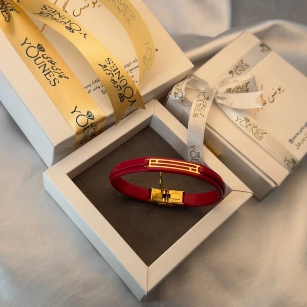 تصویر دوم دستبند طلا چرم قرمز زنانه